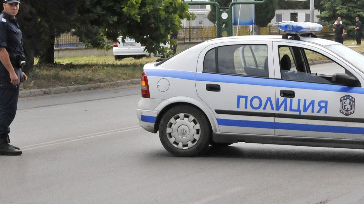 Побеснял престъпник скъса тениската на полицаи 
