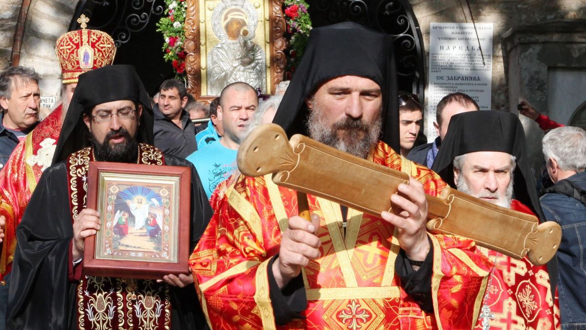 1 тон светена вода в Бачковския манастир за Богородица