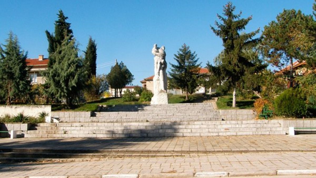 Носят стъкленица от гроба на хан Аспарух в Стрелча