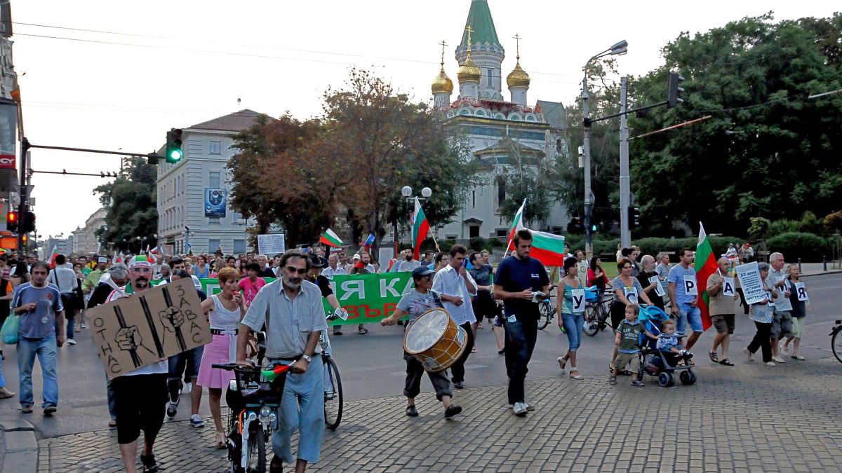 Контрапротестиращите тръгват към парламента