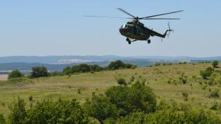 Хеликоптер на "Авиоотряд 28" транспортира пострадала жена от Рила