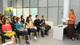 Учители разменят контролни в Интернет