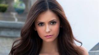 Нина Добрев навири среден пръст и поздрави баща си на български