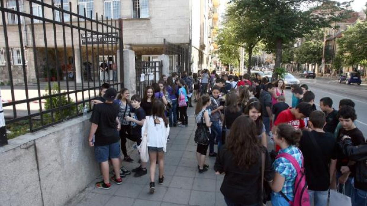 Школски директори не стават от стола 40 години 