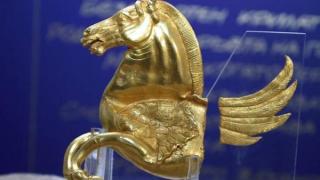 Трактористи срязали златния пегас от Абритус за пепелник