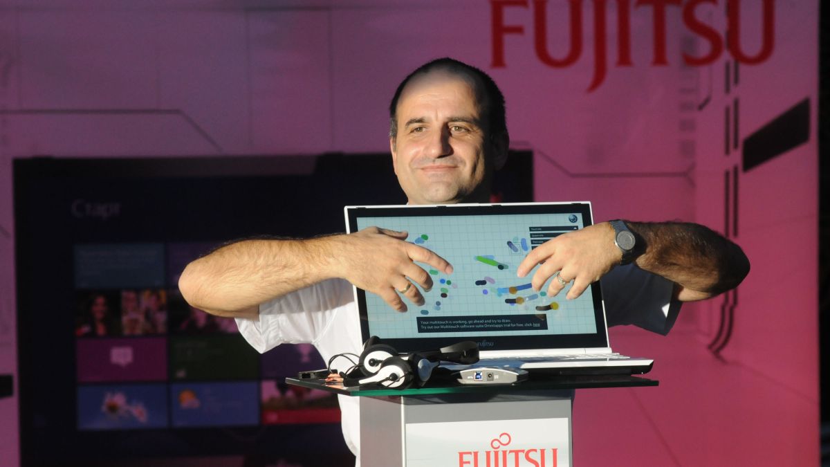 Fujitsu представи първият бял мултитъч 15.6 '' лаптоп - модел Lifebook AH562 на стилно парти 