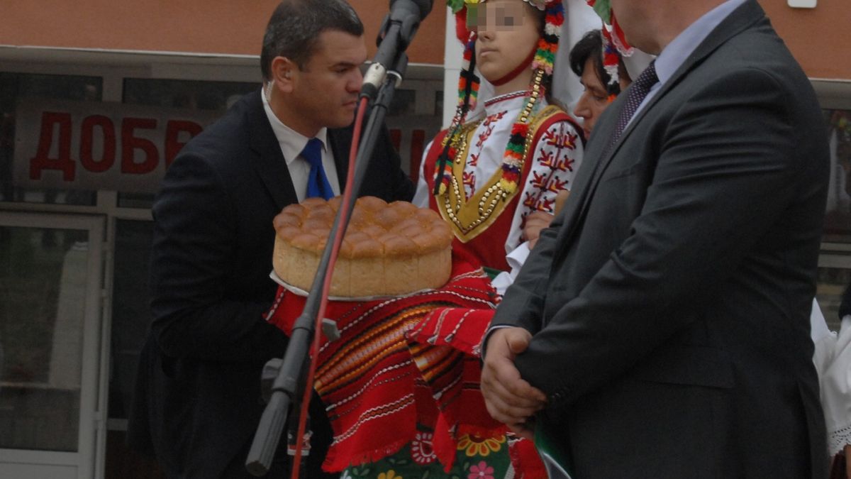 Ето как момиче припадна пред Орешарски