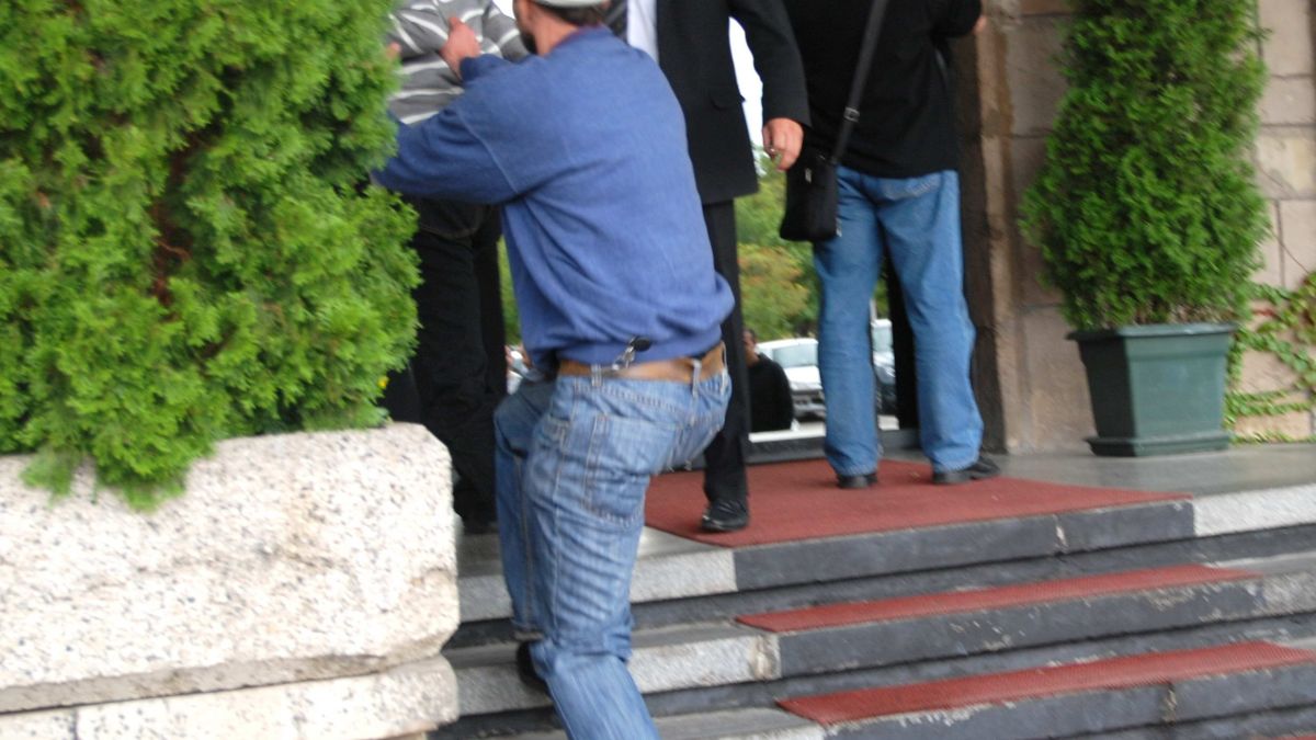 Първо в БЛИЦ: Кървава разпра при посрещането на Парис Хилтън!