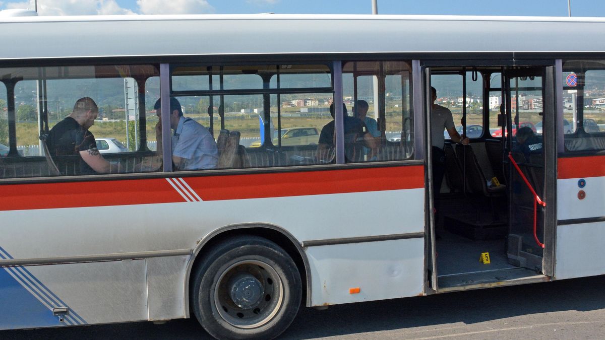 Автобус на велинградска фирма се движи със спукана гума повече от час 