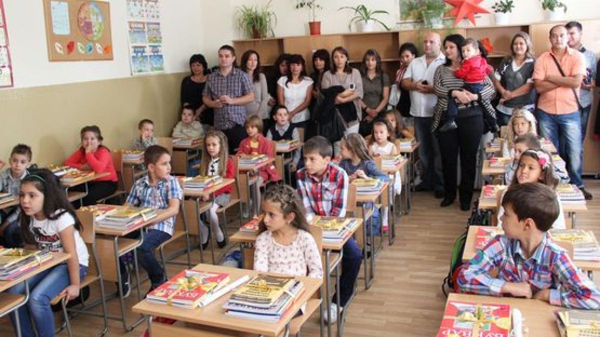 Школата наказват за скъсани дънки и минижуп в клас 