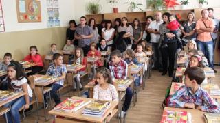 Школата наказват за скъсани дънки и минижуп в клас 