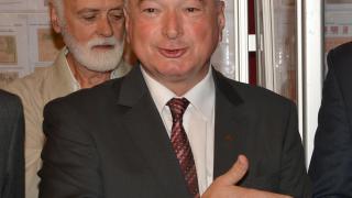 Политик с прякор Лакомото изпълзя на политическата сцена!