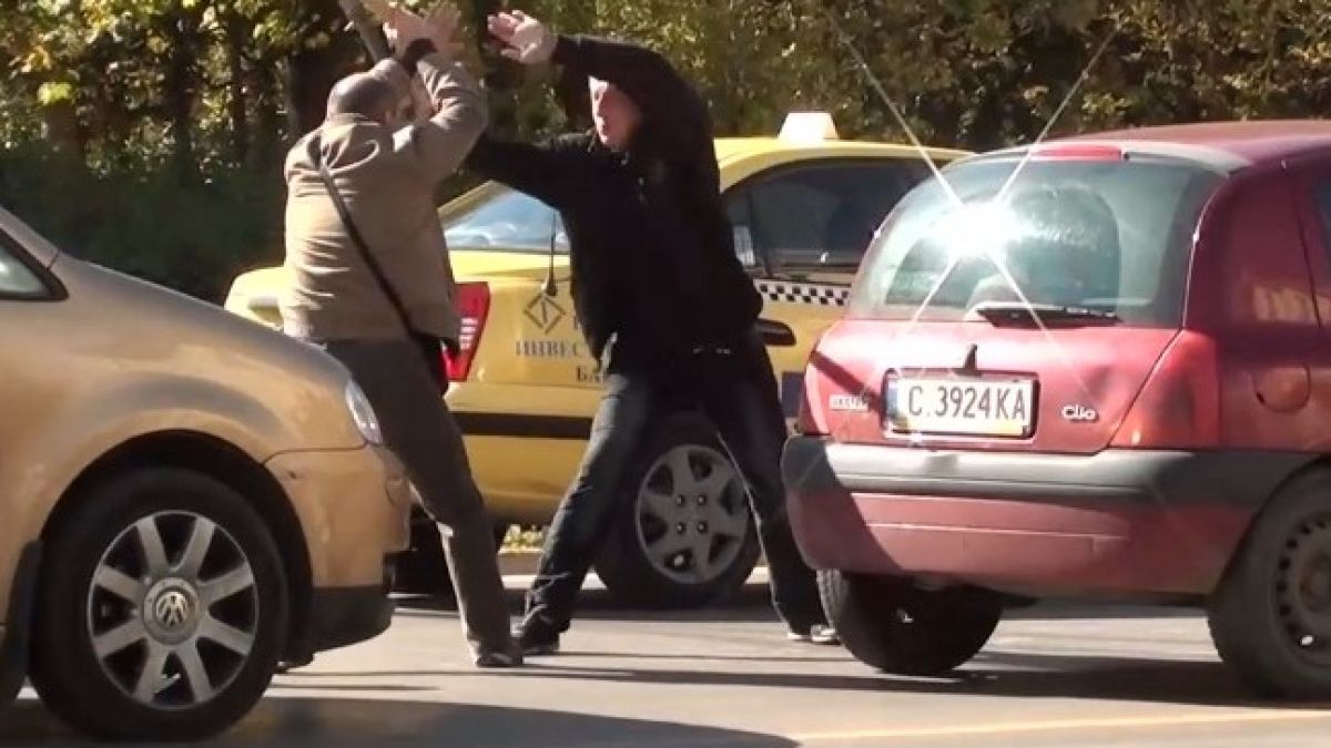 Шофьори се дуелират с бухалки на пъпа на София