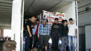 Откриха 8 трупа в камион с нелегални имигранти