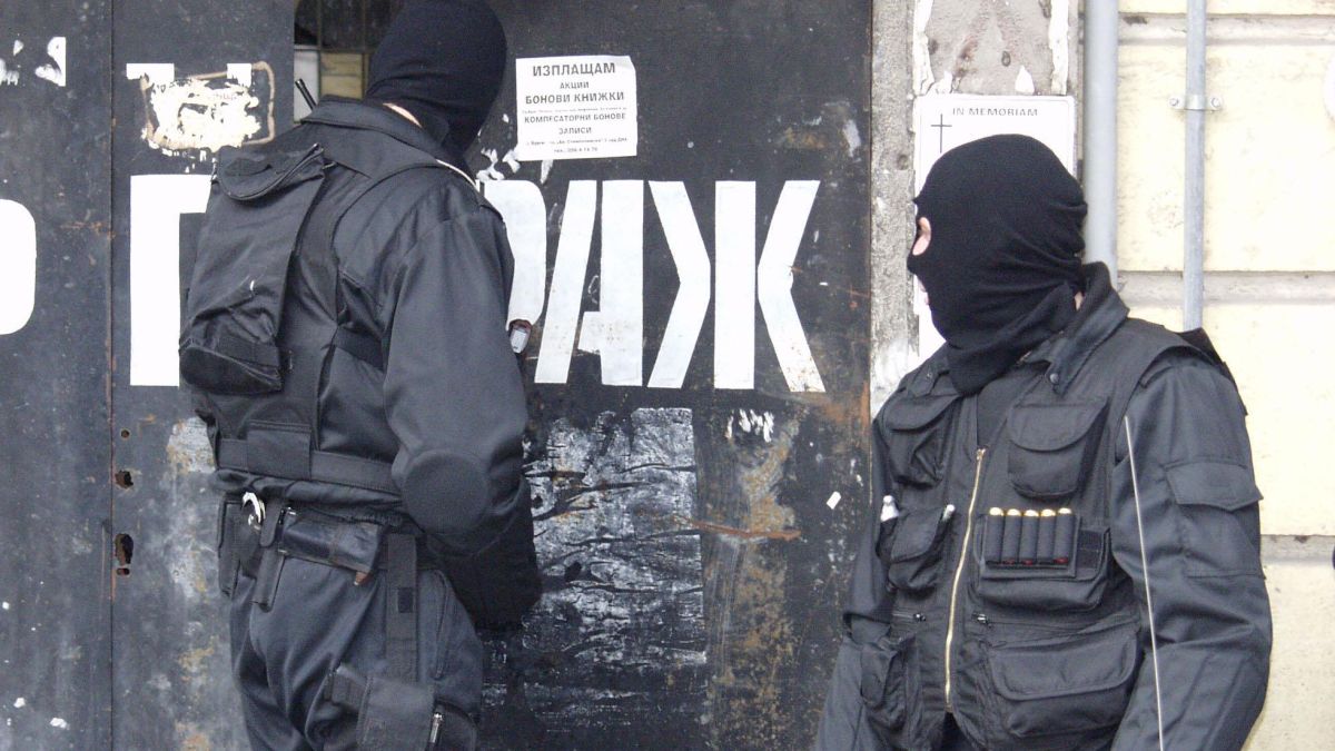 Антимафиоти удариха КАТ - Дупница и откараха служителите начело с шефа на разпит