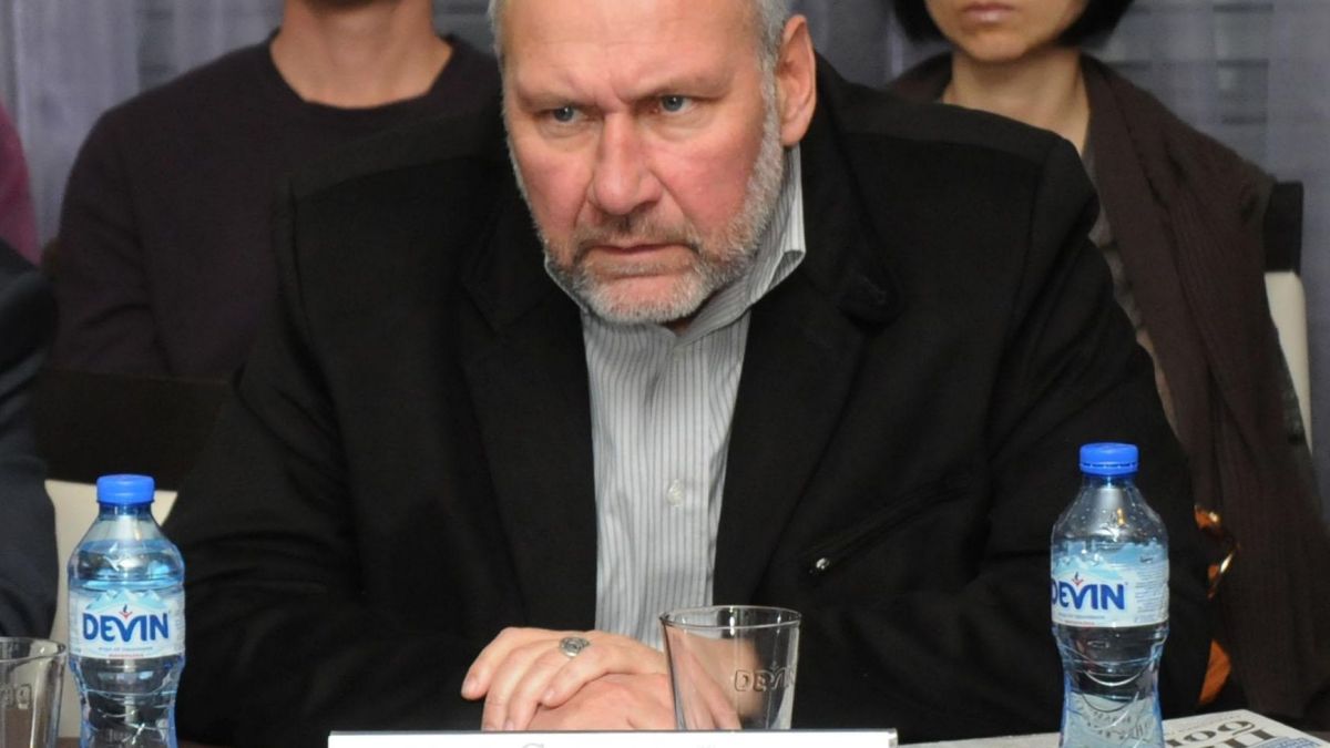 Ореол върху мраморен саркофаг сочи гроба на цар Петър I