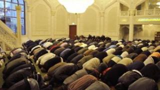 Екшън в Лондон! Мъж нахлу с чук в джамия и стана страшно 