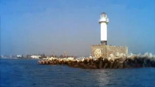 Продължава издирването на петимата моряци само по брега