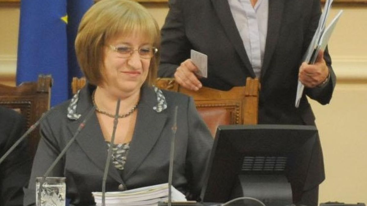 Цачева: Не може през работно време депутати да ходят на парти 
