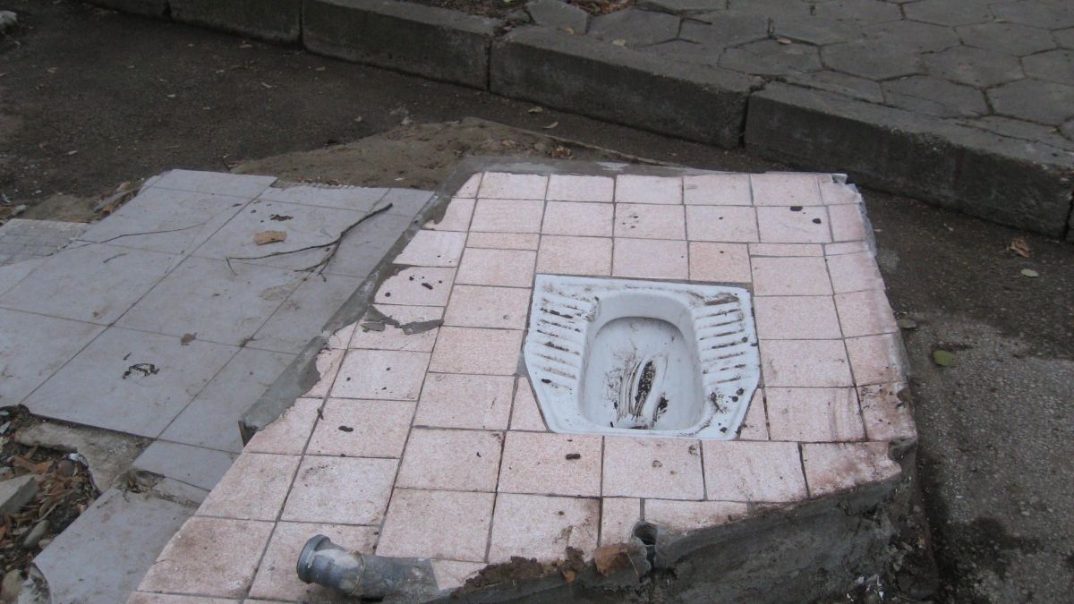 "Турска тоалетна" на открито лъсна в центъра на Ловеч