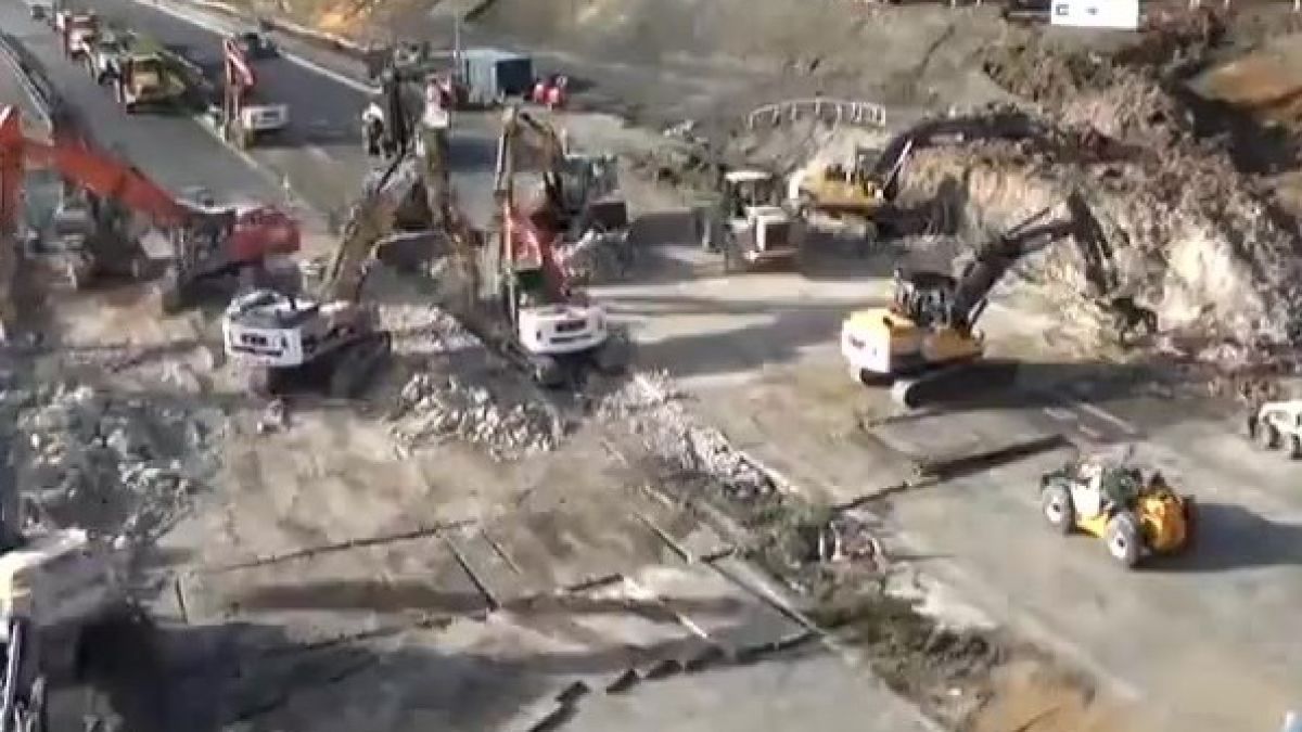 Ето как за 24 часа се демонтира 1000 тона мост над магистрала (ВИДЕО)