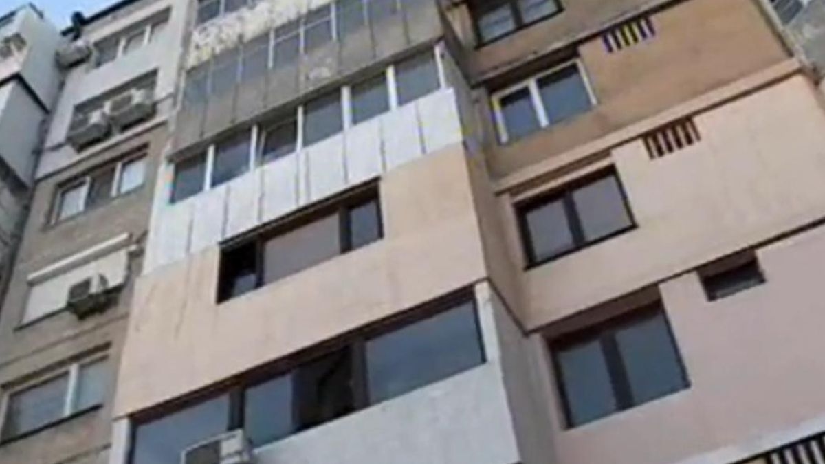 Държавата събаря остъклен балкон във Варна
