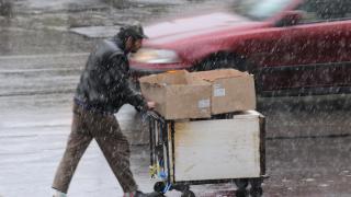 Обработват улиците в София против заледяване, транспортът е по график