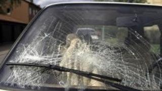 Мъж смля с брадва колата на съселянин