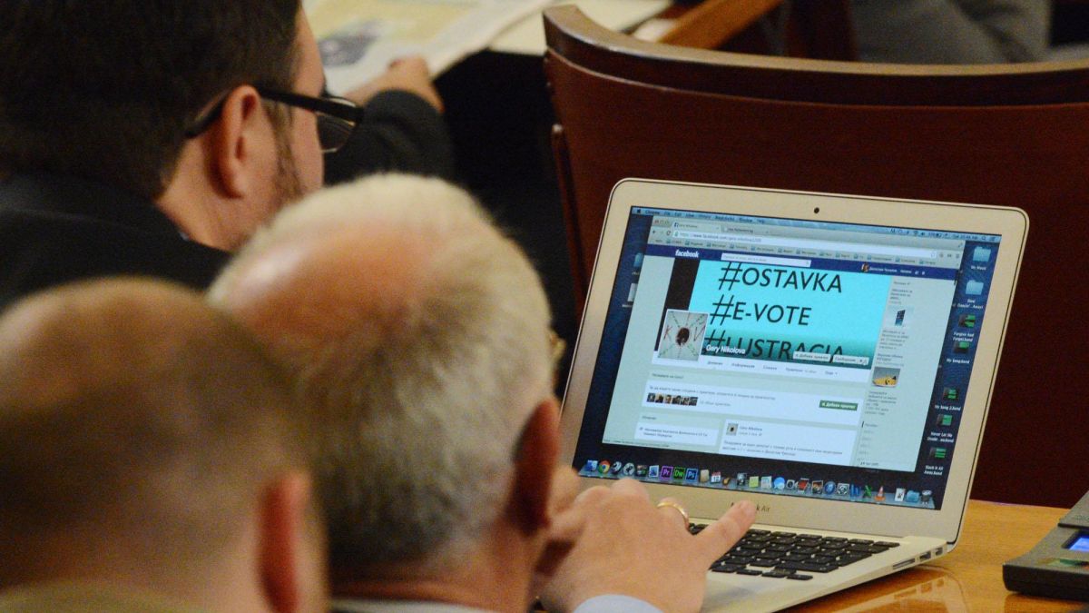 Депутати назначават роднини за помощници