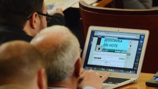 Депутати назначават роднини за помощници