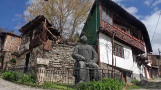 С нацистки символи оскверниха къщата на Петко Славейков 