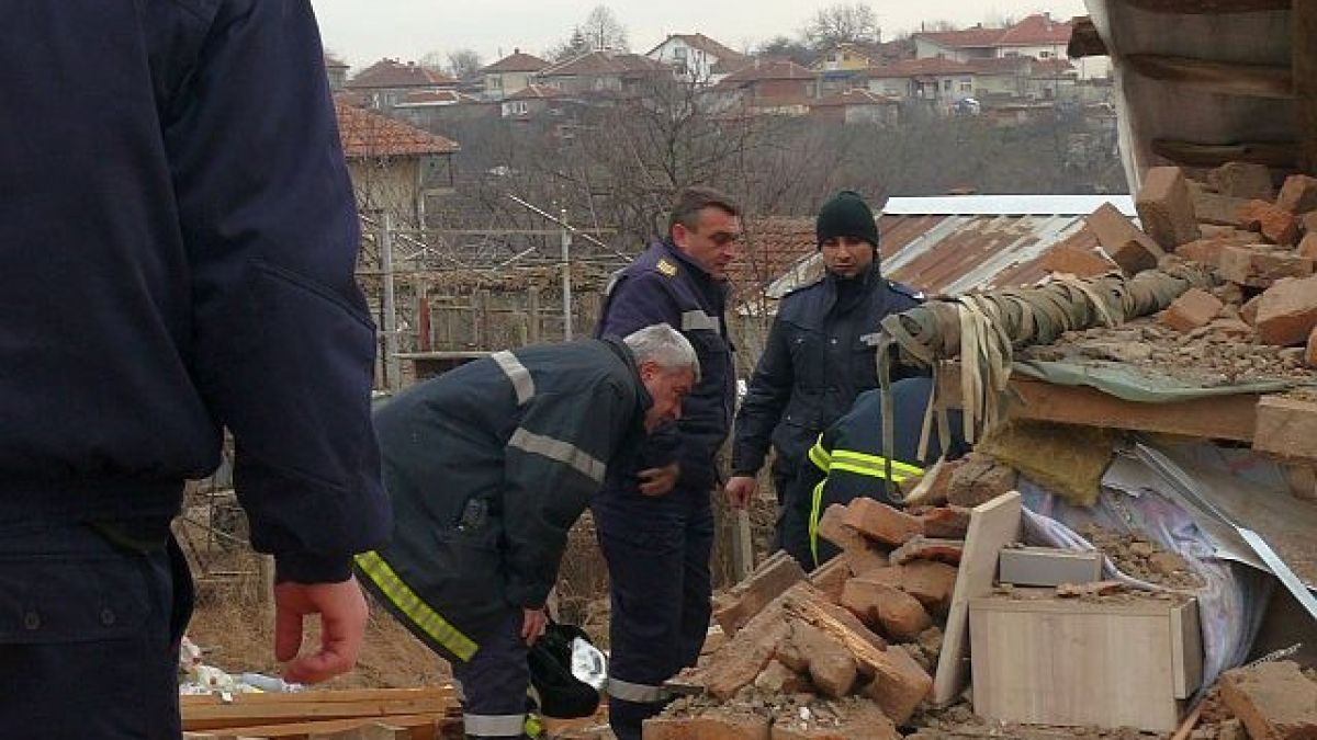 Газова бутилка взриви къща, спасители изровиха петима затрупани