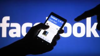 Facebook готви няколко мобилни приложения
