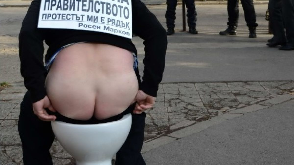 Росен Марков продължава клозетния си протест и пред МВР (СНИМКИ 18+)