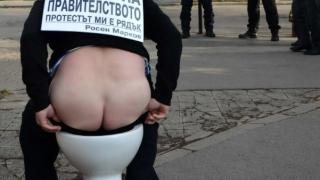 Росен Марков продължава клозетния си протест и пред МВР (СНИМКИ 18+)