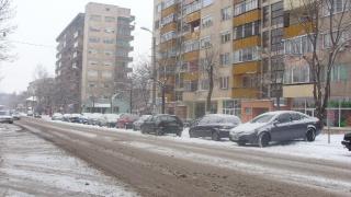 10 см сняг блокират Хасково, общинари в Пазарджик по снегорините