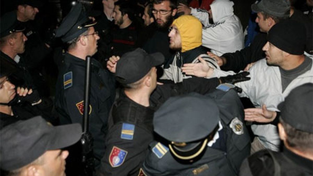 Хулигани нападнаха зрители на гей филм фест в Сараево