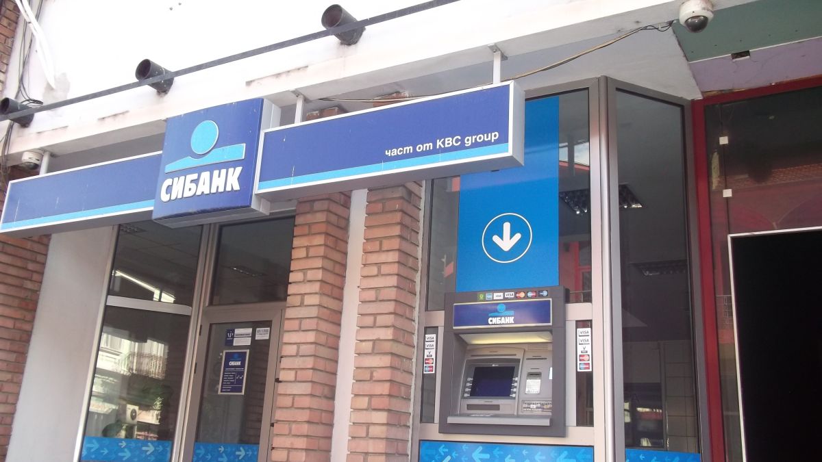 Първо в БЛИЦ: "Сибанк" спаси жертва на измама,  блокира сметките й