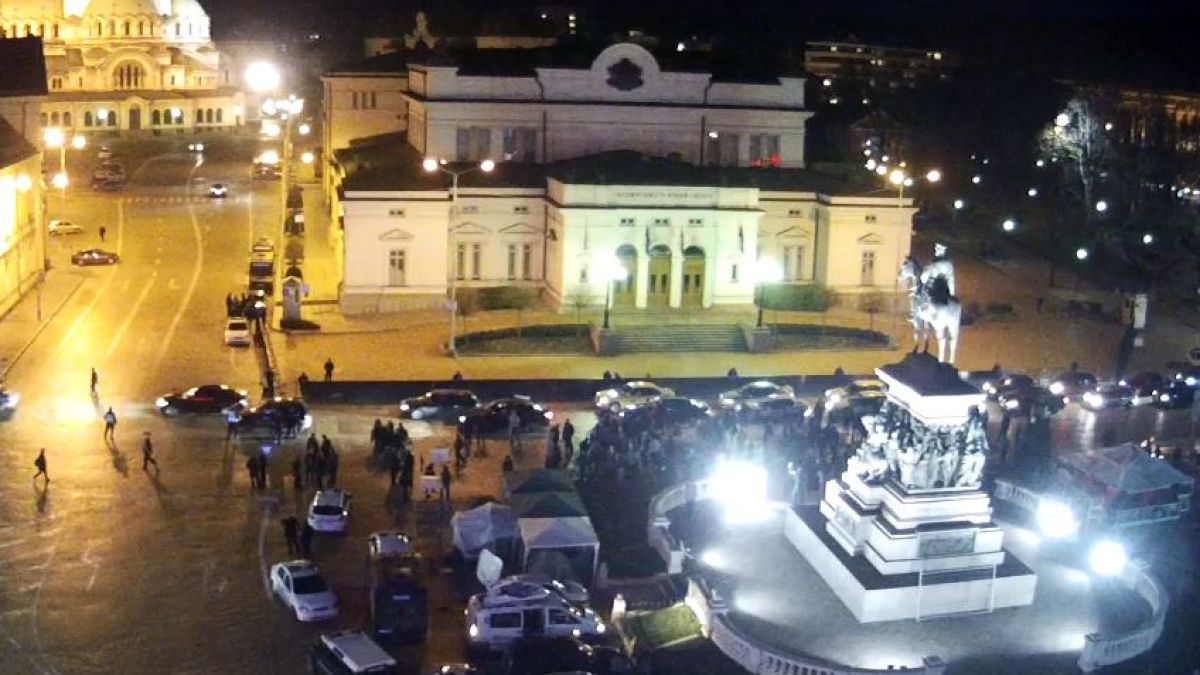 Протестиращи с тъпани и свирки вдигат патардия пред парламента