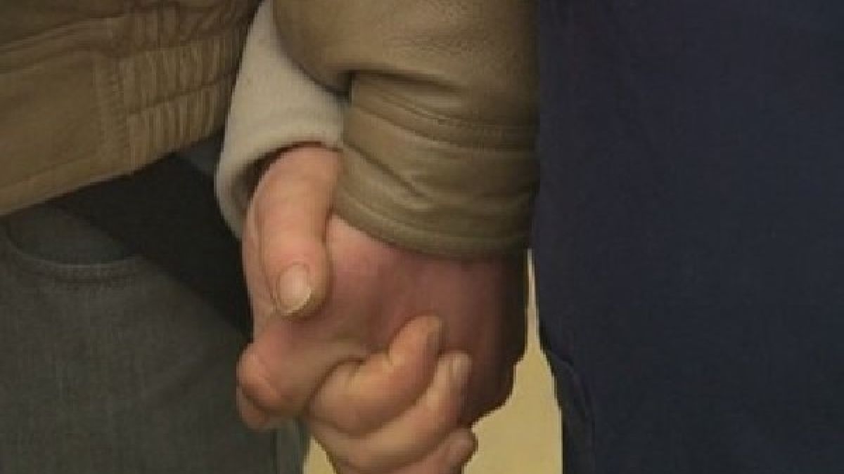 Брат и сестра сираци се срещат след четвърт век
