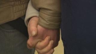 Брат и сестра сираци се срещат след четвърт век