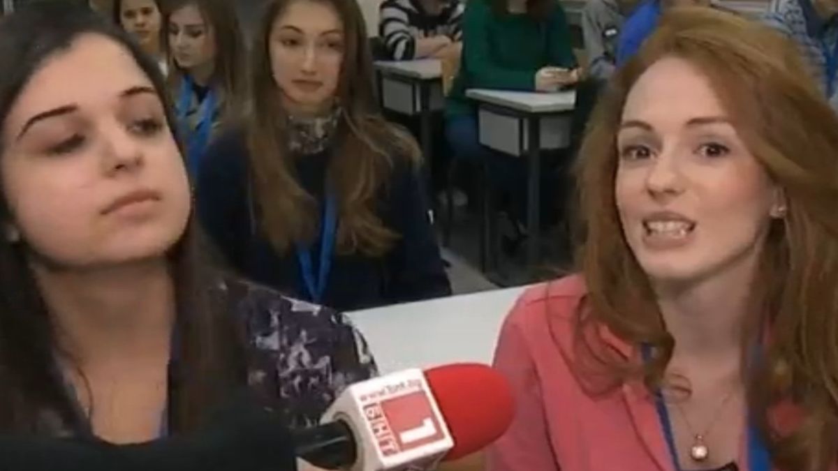 Абитуренти сменят лъскавите дрехи с бели тениски в подкрепа на болни деца