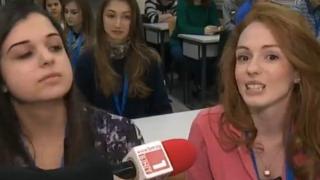 Абитуренти сменят лъскавите дрехи с бели тениски в подкрепа на болни деца