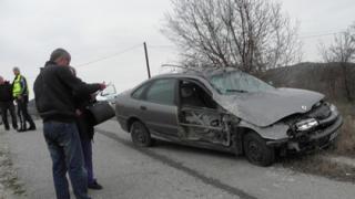 Пиян се заби в бетонна стена, за малко не падна в дере