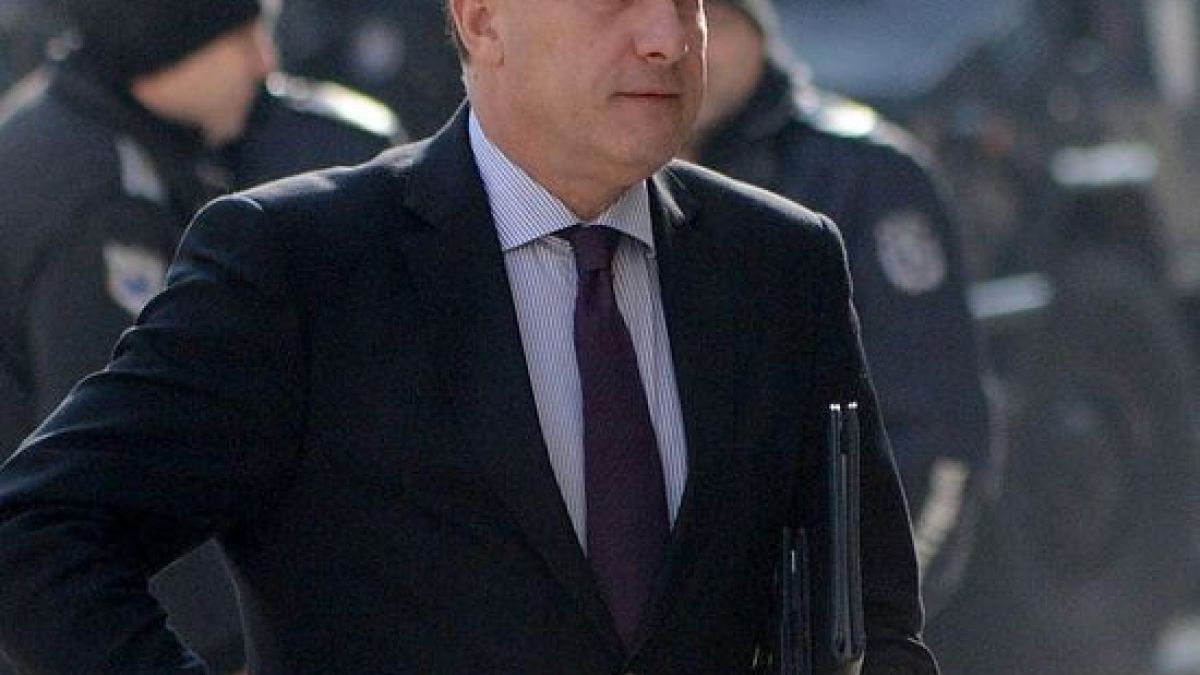 Ангел Найденов се подписа като съпруг на Мая Манолова под черна прокоба за Нинова