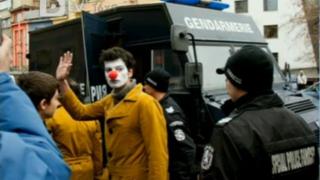 Задържаните клоуни отнесли актове от полицията