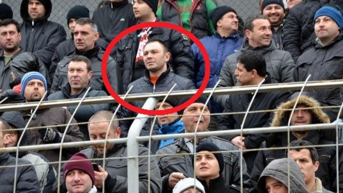 ВИДЕО: Главният секретар на МВР куфее в агитката на Локо (ГО)