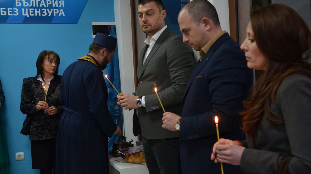 Пожарникари спряха мераклии за среща с Бареков