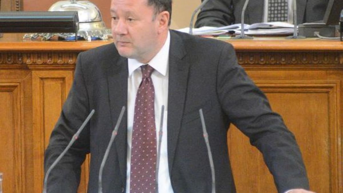 Депутатите кръшкат, но искат надница 