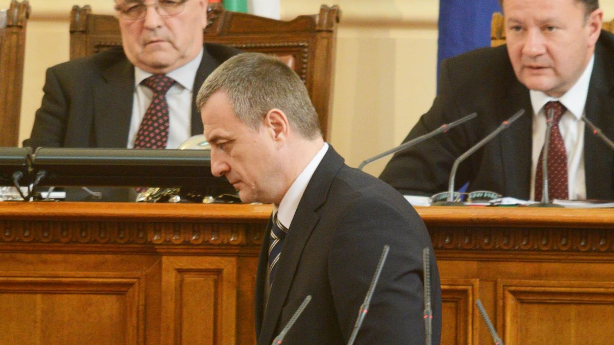 Депутатите си удължиха работното време